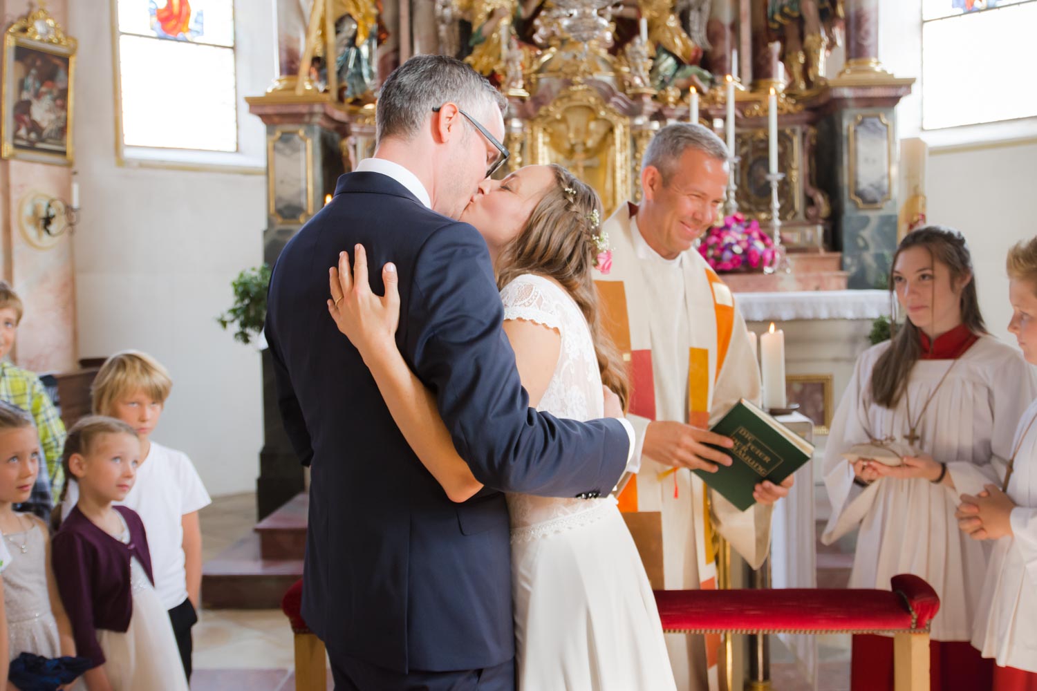 Der erste Kuss nach dem Ja-Wort - selbst der Pfarrer ist gerührt