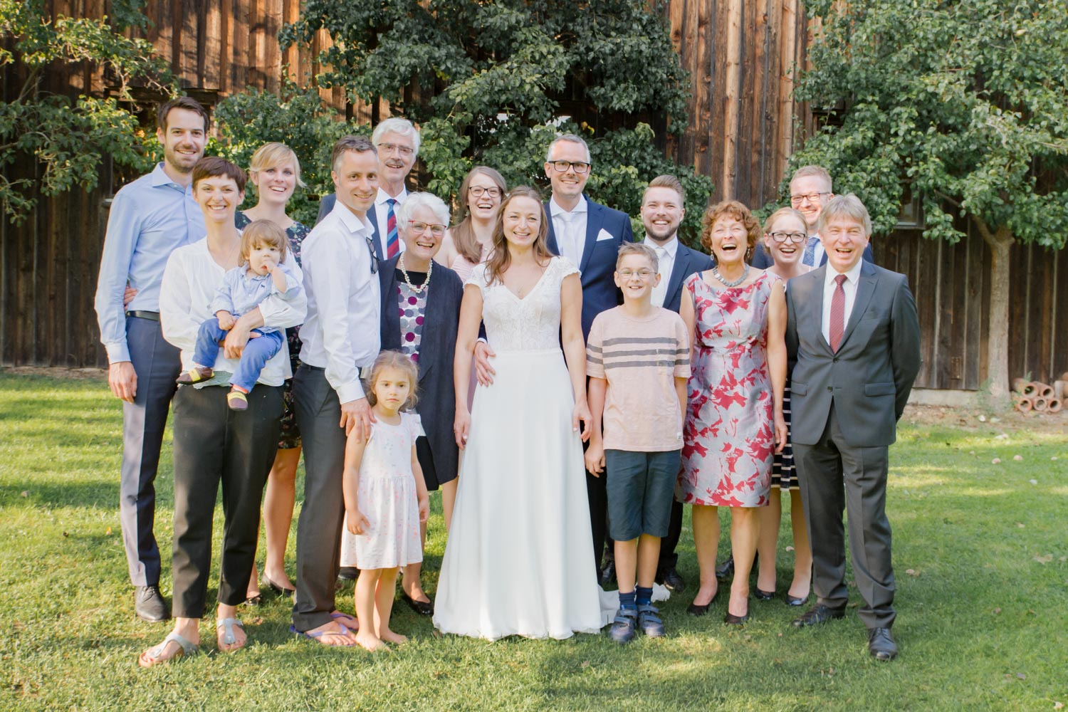 Die engste Familie auf einem Foto - und alle lachen herzlich, besonders das junge Ehepaar - Hochzeitsfotos