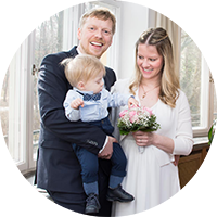 Brautpaar mit Sohn im Standesamt Mandlstraße, Logo für Button zum Paket "Klein aber fein" von Johanna Schmidt Hochzeitsfotografie München