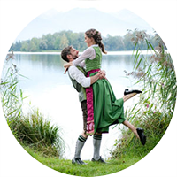 Brautpaarportrait mit Pusteblume / Löwenzahn, Logo für Button zum Paket "Der Klassiker" von Johanna Schmidt Hochzeitsfotografie München