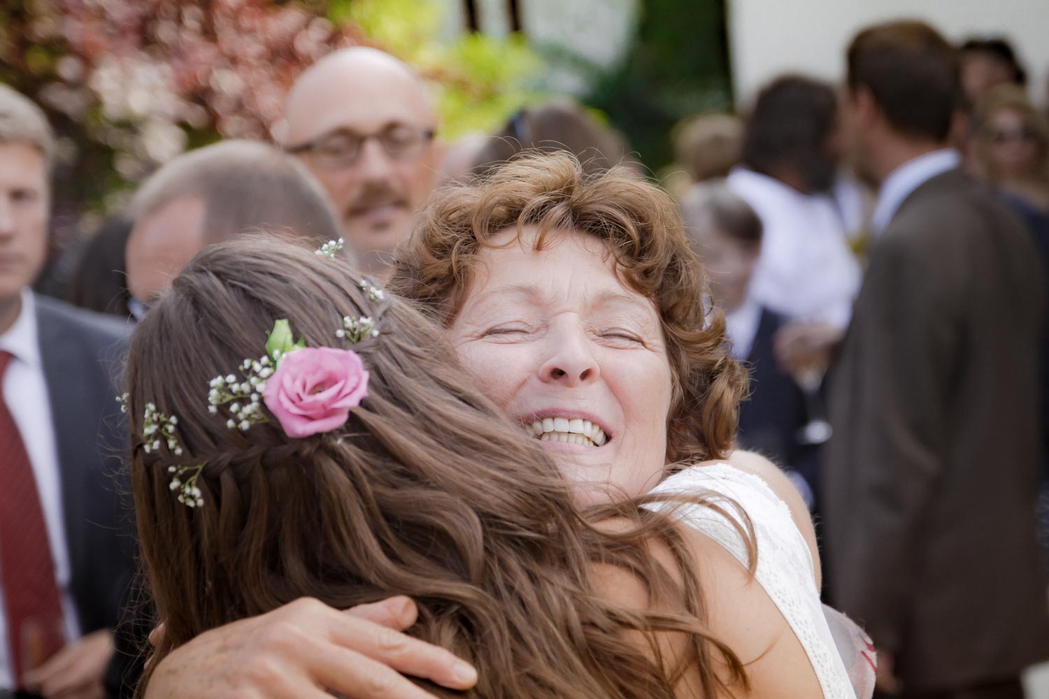 Umarmung und Teilen des Glücks zwischen Mutter und Tochter. - Hochzeitsfotos