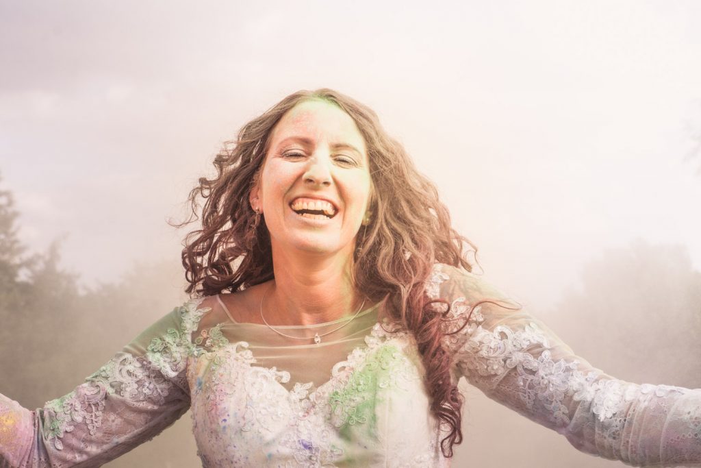 Ein sehr außergewöhnliches Trash the Dress mit Holi Pulver am Alpaka Beach