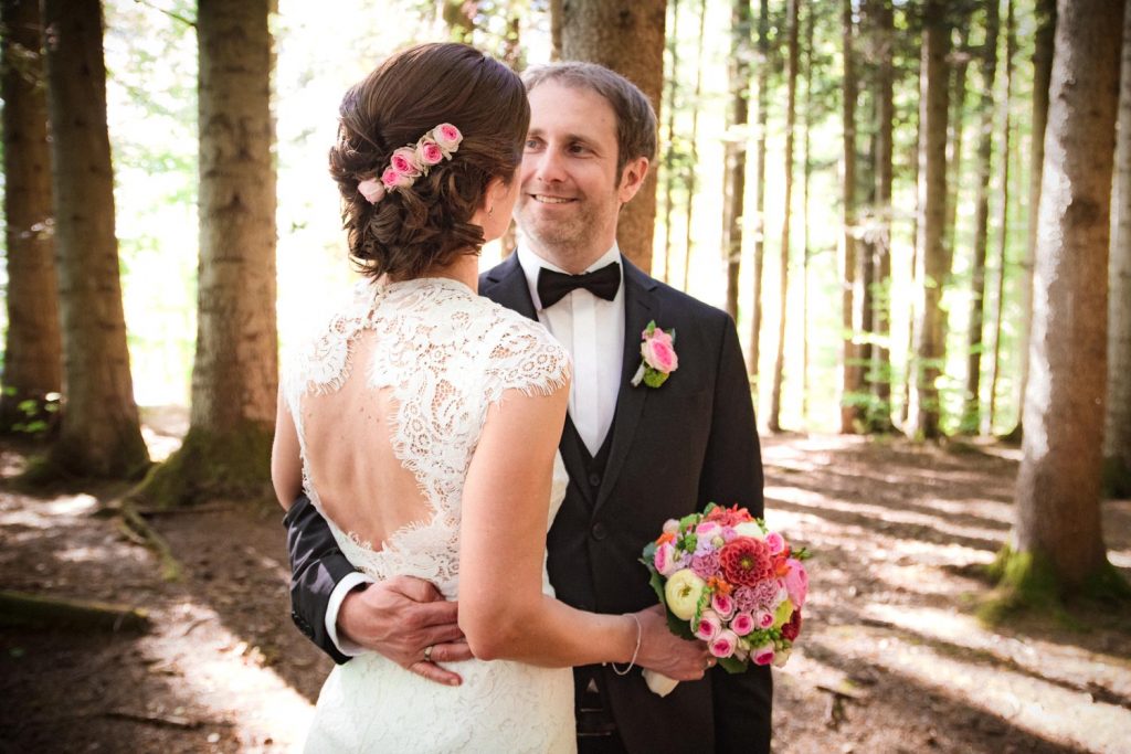 Braut und Bräutigam beim Hochzeitsfoto im Wald am Restaurant am Steinsee bei Zorneding