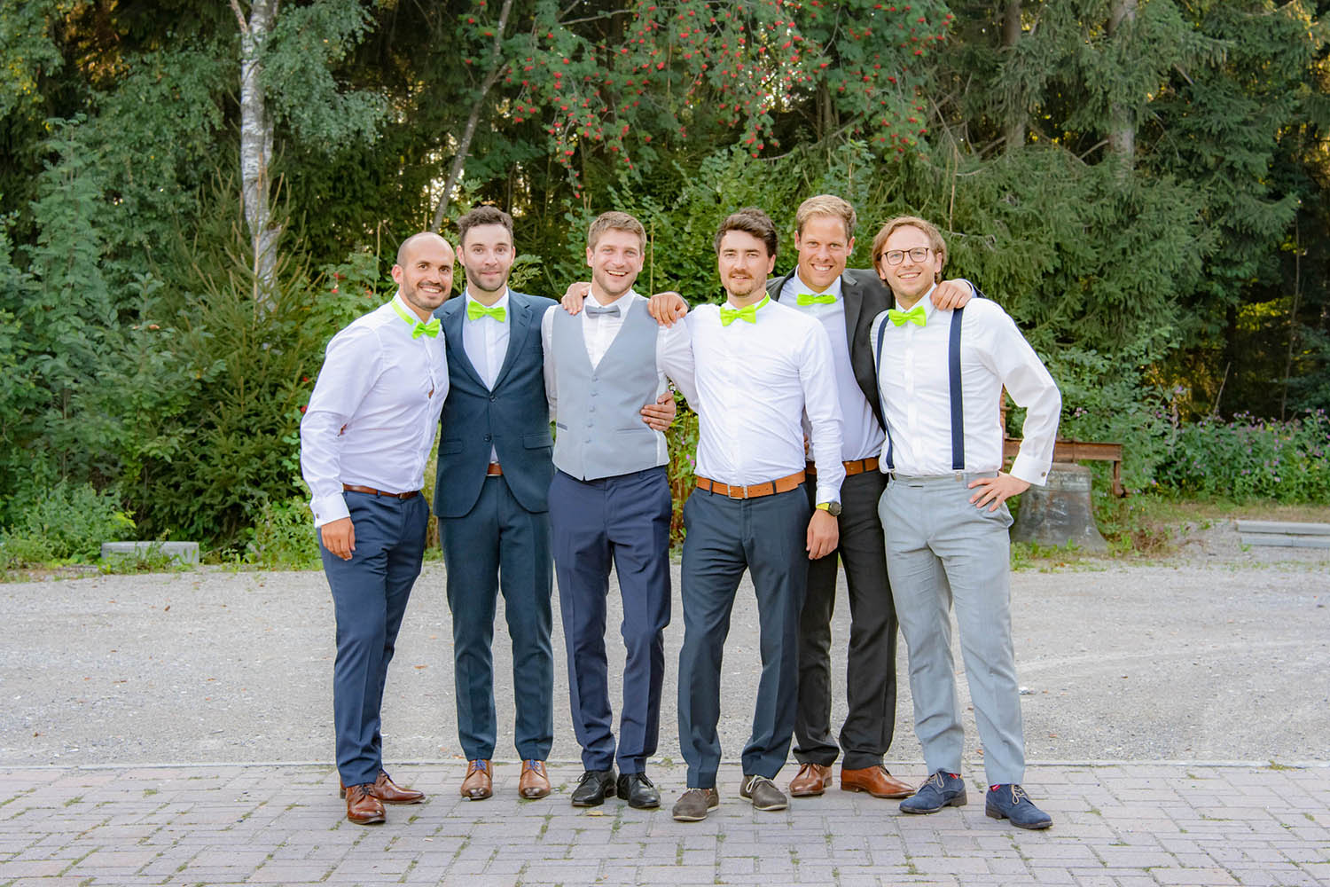 Der Bräutigam und seine besten Freunde mit grünen Fliegen beim lockeren Hochzeitsfoto - Hochzeitsfotos