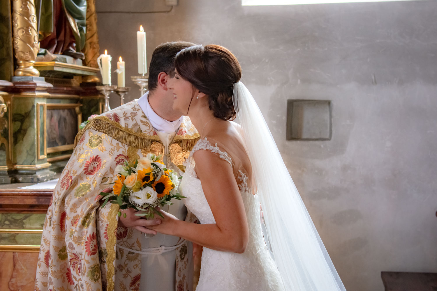 Die strahlende Braut auf dem Weg zum Altar bei ihrer Trauung in Hausham am Schliersee