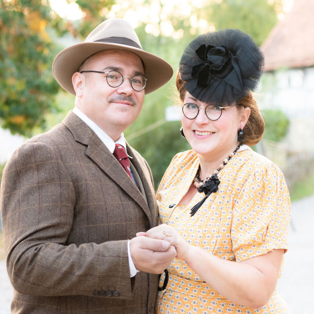 Direkt nach der Verlobung strahlt das Paar um die Wette in die Kamera der Hochzeitsfotografin