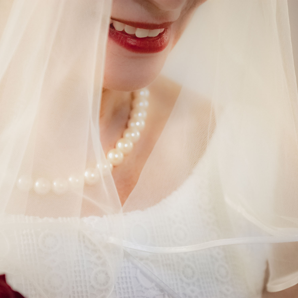 Detailaufnahme der Braut nach der Trauung im Vintage-Look im Standesamt Unterföhring - Brautpaarportrait zum Feedback über meine Hochzeitsbilder aus München