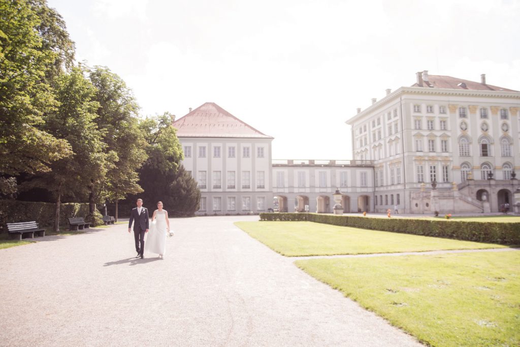 Ganz alleine spaziert das Brautpaar vor der Trauung in der Stephanuskirche vorbei an Schloss Nymphenburg