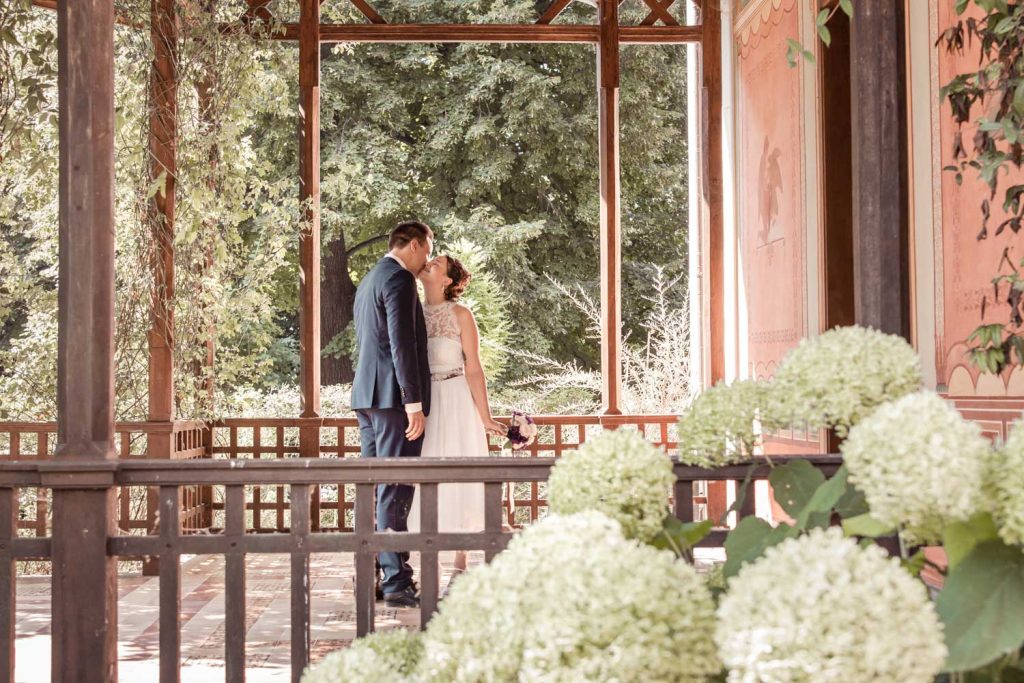 Das Brautpaar im Pavillon an der Villa auf der Roseninsel - ein ganz besonderes Standesamt