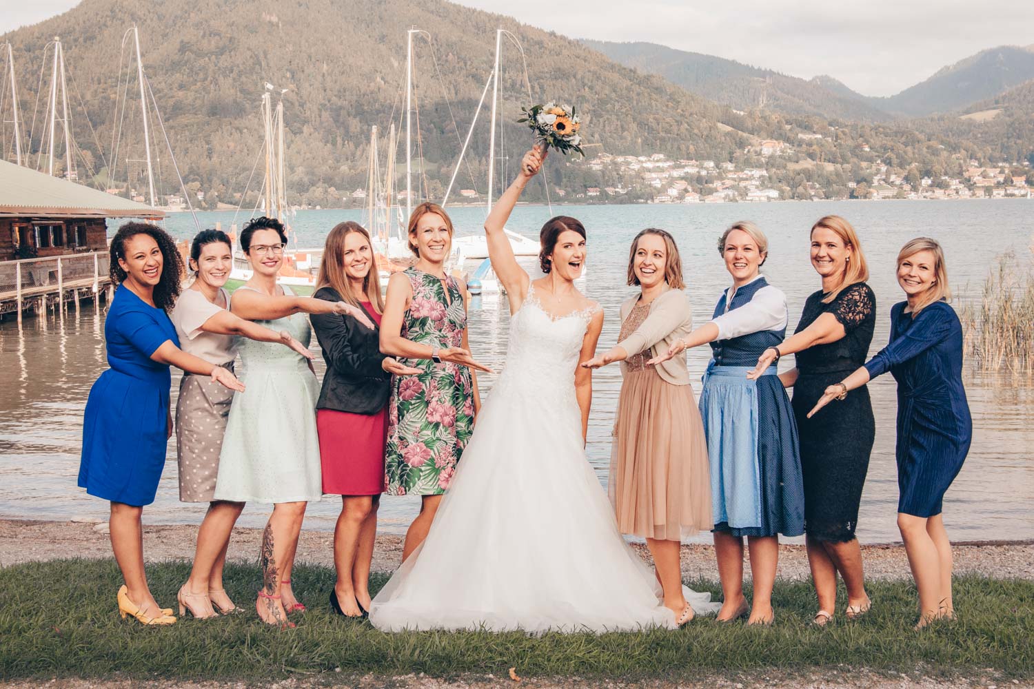 Gemeinsam mit ihren Freundinnen feiert die Braut ihre Hochzeit am Ufer des Tegernsee