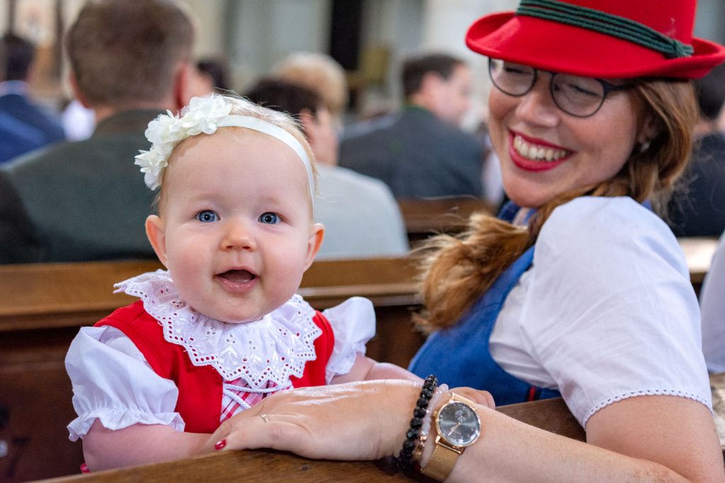 Auf dieser bayerischen Hochzeit tragen selbst der jüngste Hochzeitsgast und ihre Mutter Tracht