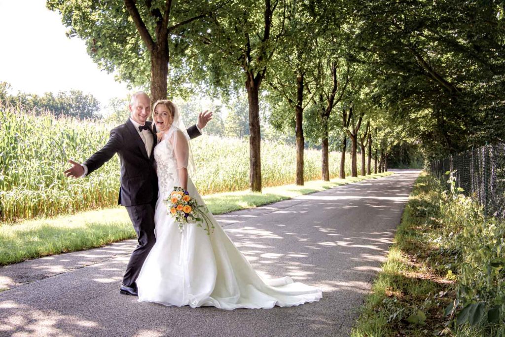 Spontan posiert das Brautpaar nach der Hochzeit auf dem Weg zum Hotel Bauer