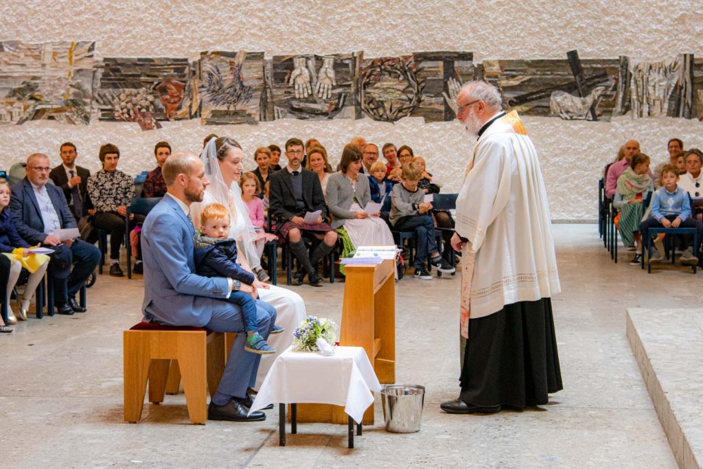 Der Pfarrer und das Brautpaar beim Gottesdienst während der Hochzeit im Osten von München