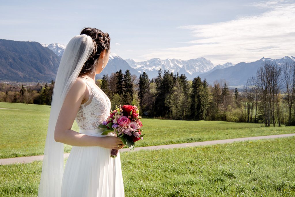 Braut mit Bergpanorama - Hochzeitsfotografie Murnau