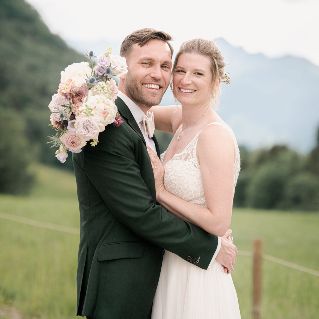 Brautpaarportrait zum Feedback über meine Hochzeitsbilder aus München - Hochzeitsfotograf München Empfehlung