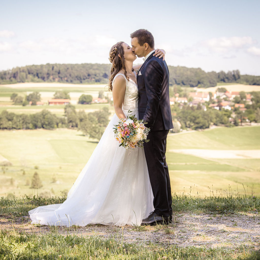 Brautpaarportrait zum Feedback über meine Hochzeitsbilder aus München - Hochzeitsfotograf München Empfehlung