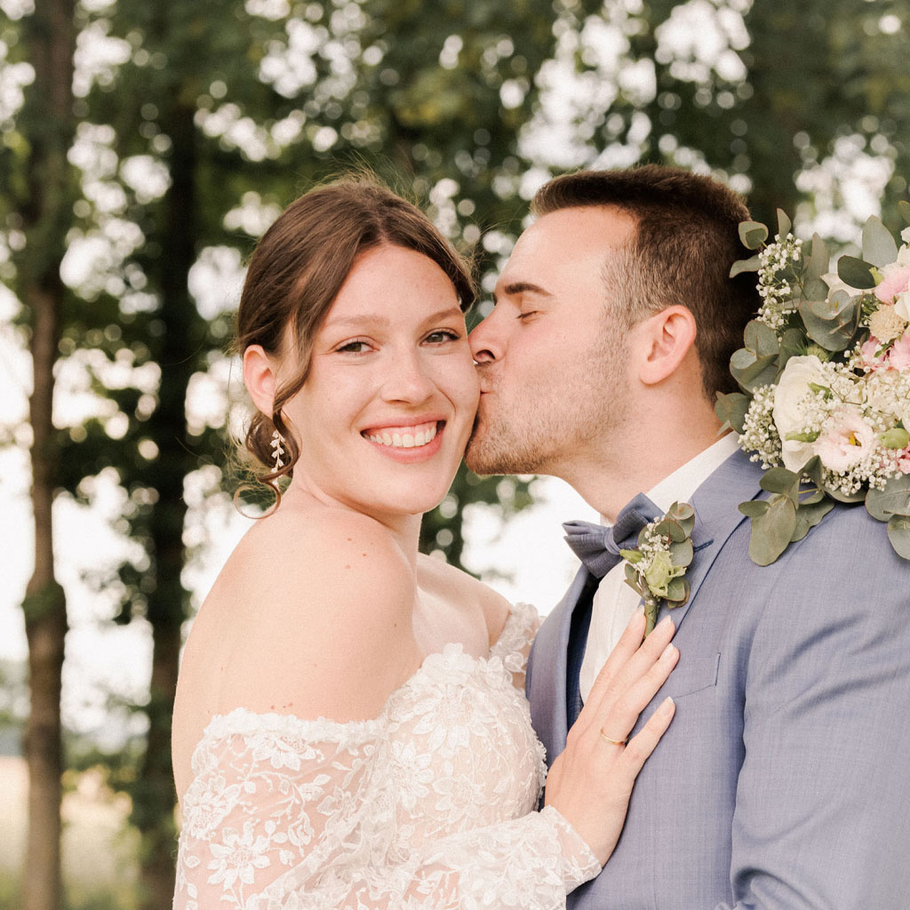Brautpaarportrait zum Feedback über meine Hochzeitsbilder aus München - Hochzeitsfotograf München Empfehlung
