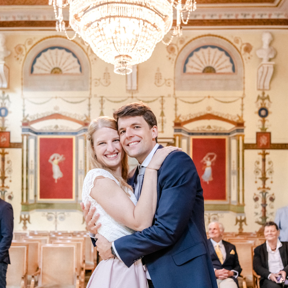 Brautpaarportrait zum Feedback über meine Hochzeitsbilder aus München - Hochzeitsfotograf München Empfehlung