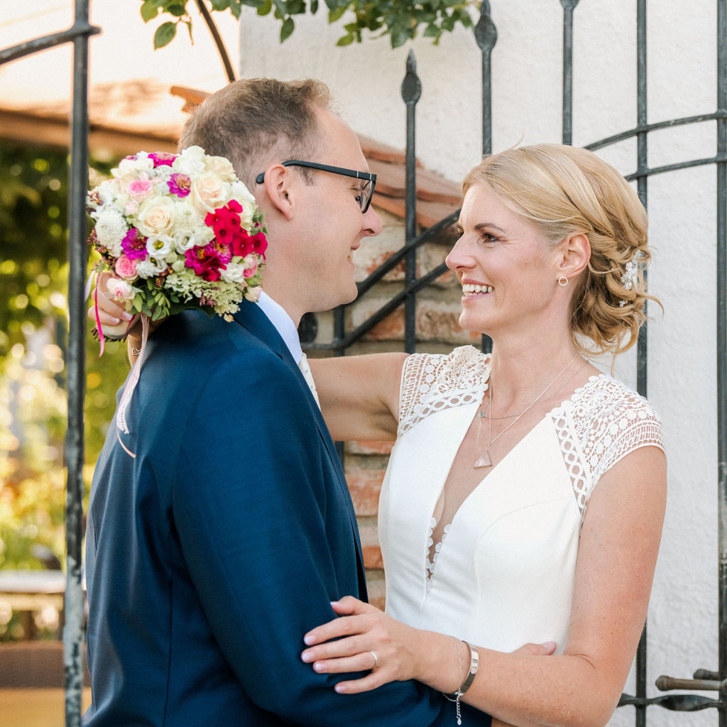 Brautpaarportrait zum Feedback über meine Hochzeitsbilder aus München - Hochzeitsfotograf München Empfehlung