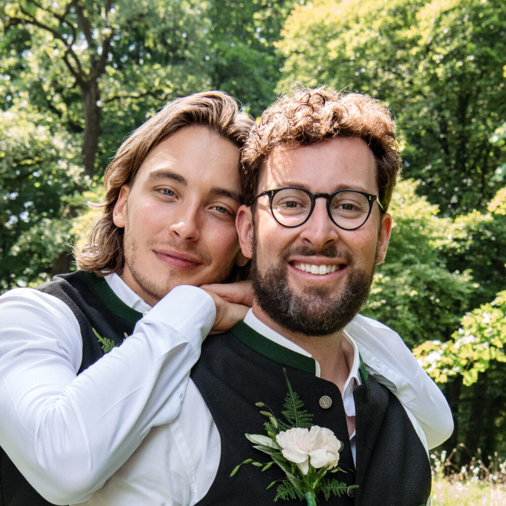 Brautpaarportrait zum Feedback über meine Hochzeitsbilder aus München - Hochzeitsfotograf München Empfehlung