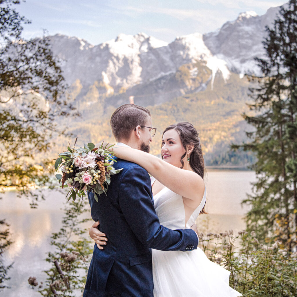 Brautpaarportrait zum Feedback über meine Hochzeitsbilder aus München - Hochzeitsfotograf München Empfehlung