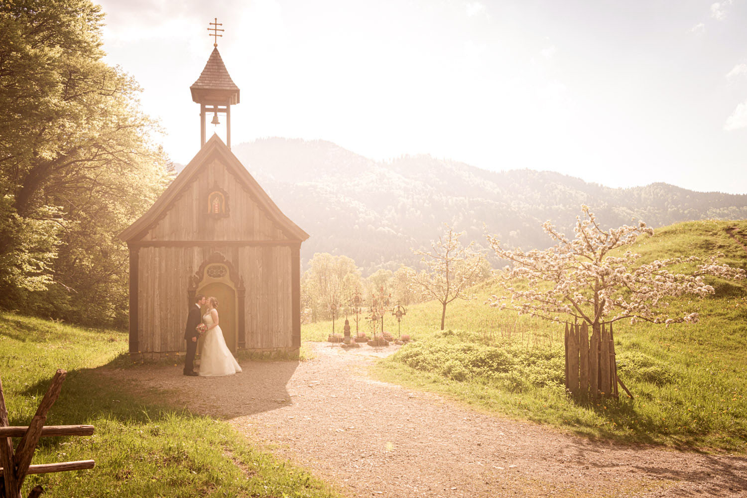 Die Kapelle im Markus Wasmeier Freilichtmuseum ist eine traumhafte Kulisse für romantische Hochzeitsfotos - häufige Fragen zu meinen Hochzeitsfotos beantworte ich in meinem Blog