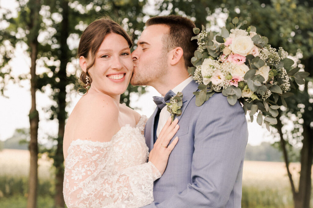 Hochzeitsfotograf München günstig. Hochzeitsreportage günstig in München und Umgebung. Glücklich strahlt die Braut ihren Schatz an. Fotoshooting im Garten des Eventstadl Neuwirt mit der Hochzeitsfotografin Johanna Schmidt von Johanna Schmidt Fotografie, ansässig in München.