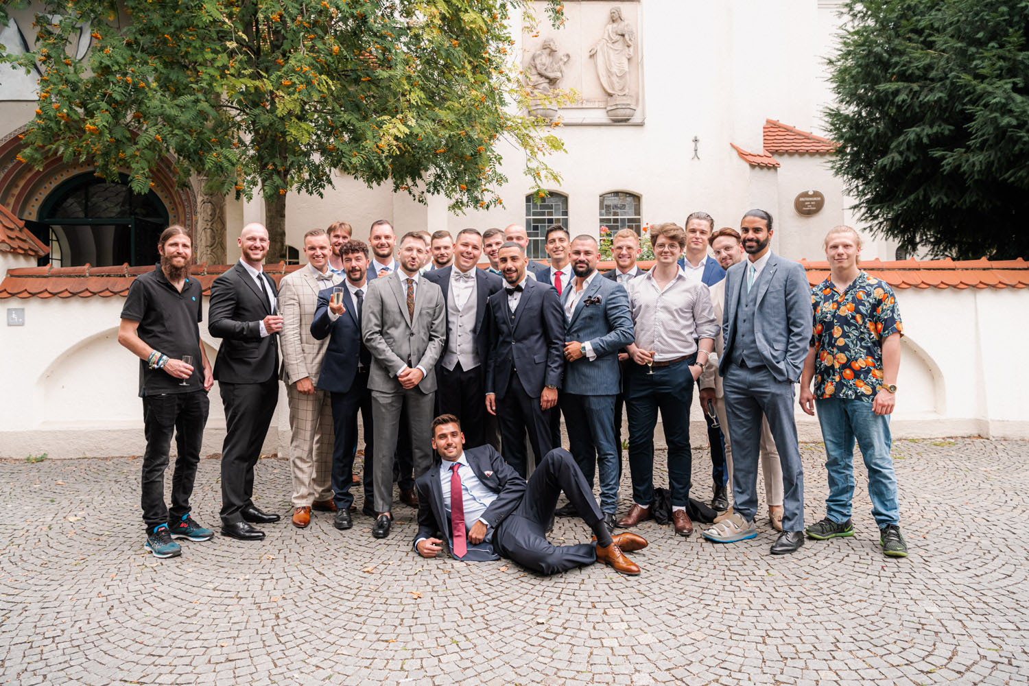 Manpower - Gruppenbild mit den Jungs nach der Hochzeit in der Erlöserkirche in Schwabing - häufige Fragen zu meinen Hochzeitsfotos beantworte ich in einem Blog