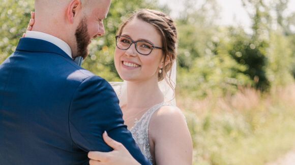 romantische Hochzeit in der alten Dorfkirche St. Martin und spätere Feier im Gasthof Widmann