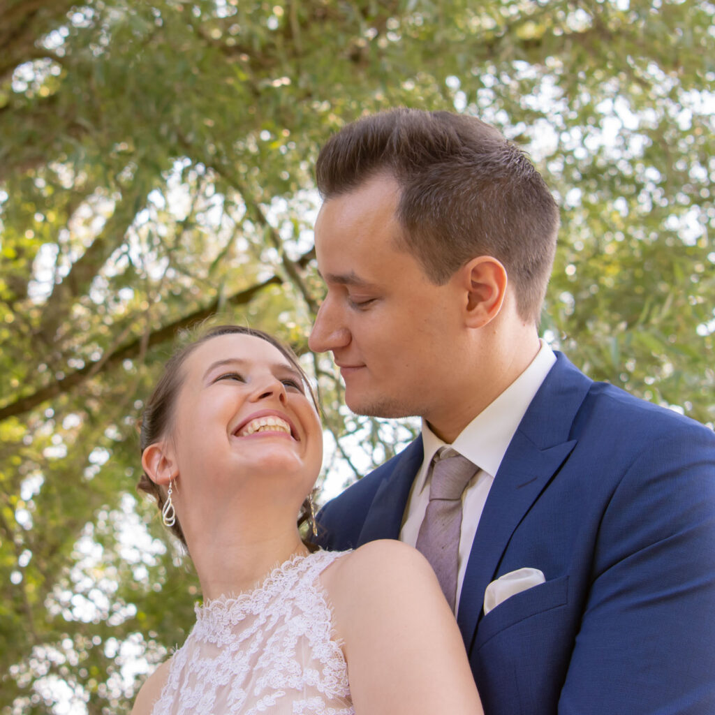 Brautpaarportrait zum Feedback über meine Hochzeitsbilder aus München - Hochzeitsfotograf München Empfehlung