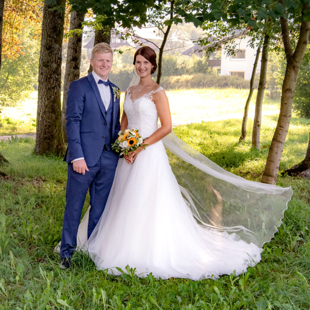 Brautpaarportrait zum Feedback über meine Hochzeitsbilder aus München - Hochzeitsfotograf München Empfehlung