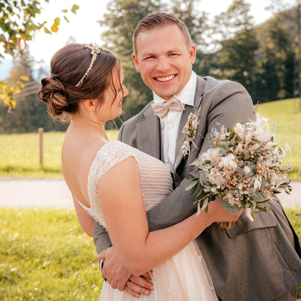 Brautpaarportrait zum Feedback über meine Hochzeitsbilder aus München - Hochzeitsfotograf München Empfehlung