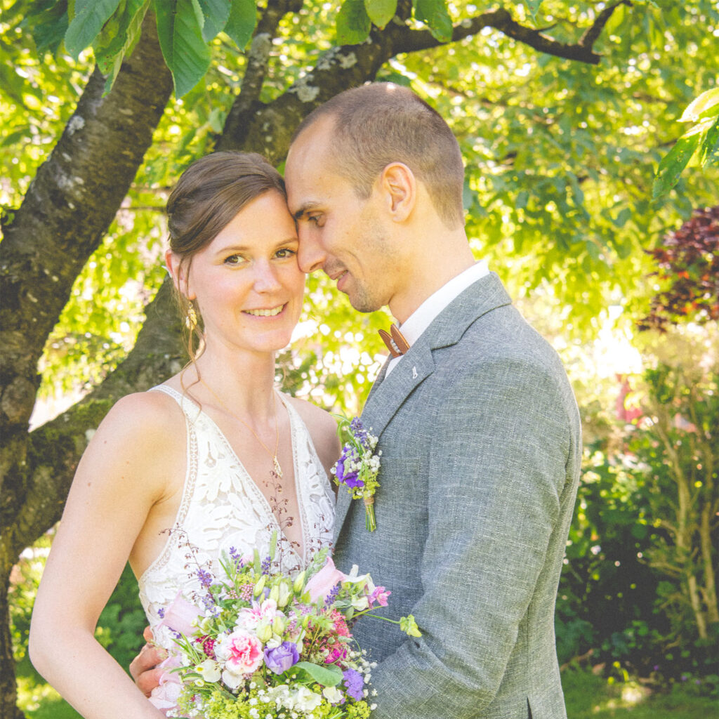 Brautpaarportrait zum Feedback über meine Hochzeitsbilder aus München - Hochzeitsfotograf München Empfehlung