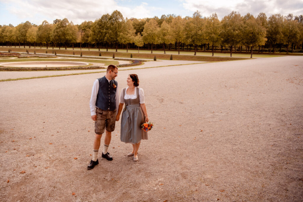 Traditionelle bayerische Hochzeit in Tracht im Schloss Schleißheim. Die Hochzeitsfotografin macht das ganz professionell.