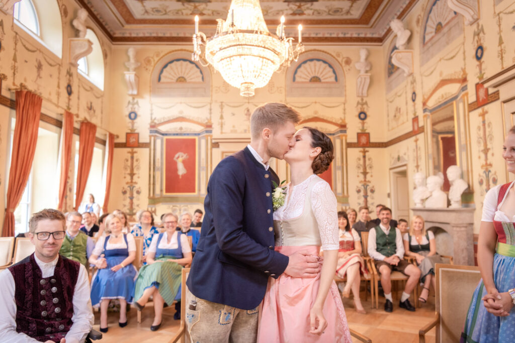 Der Hochzeitskuss ist ein entscheidender Moment während der Hochzeit in Ismaning, die Hochzeitsfotografin hält diesen Kuss für das Paar fest.