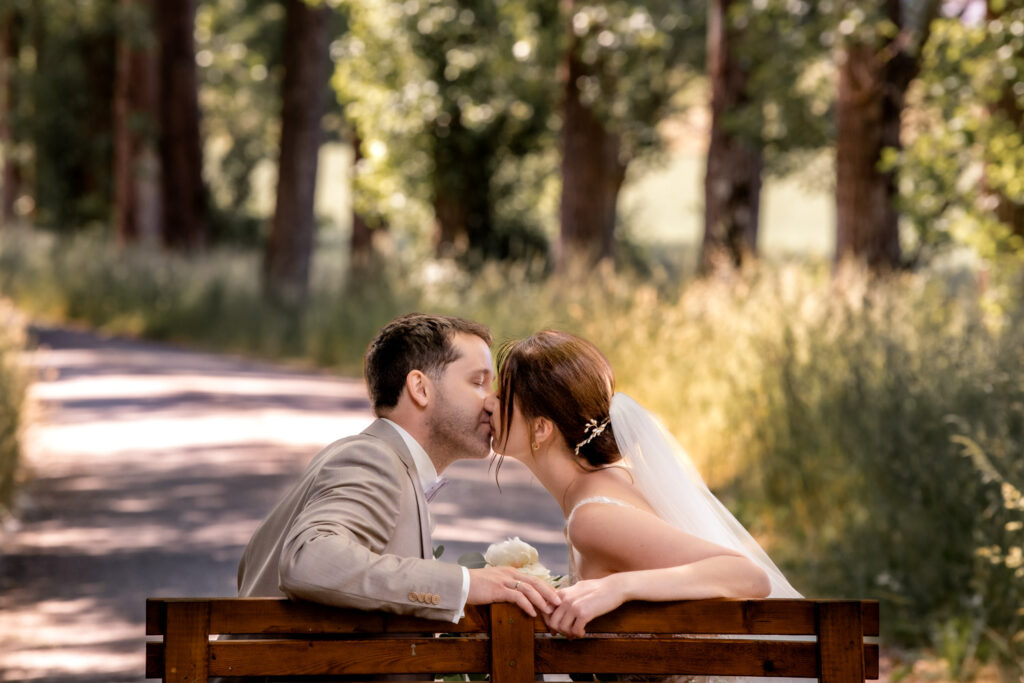 Hochzeit auf dem Land südlich von München. Das Brautpaar während des Shootings im Wald.